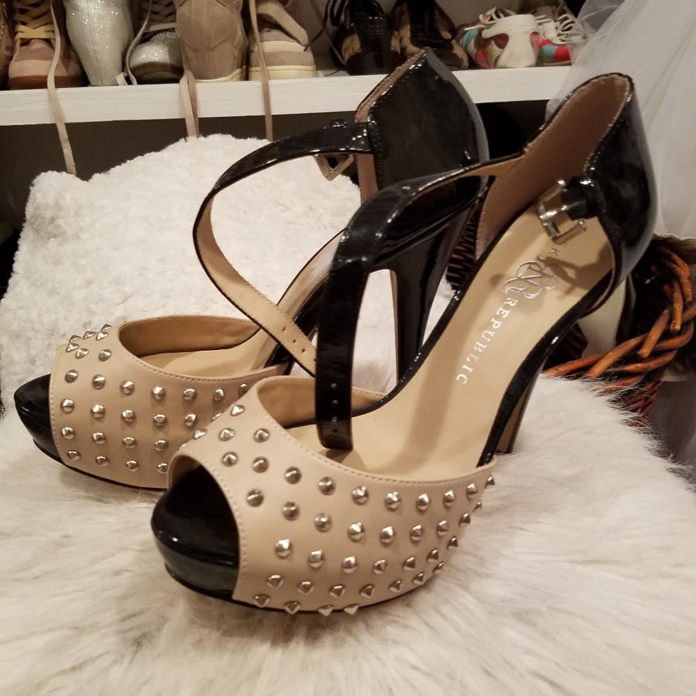 Gorgeous Rock & Republic stilettos. Like new!